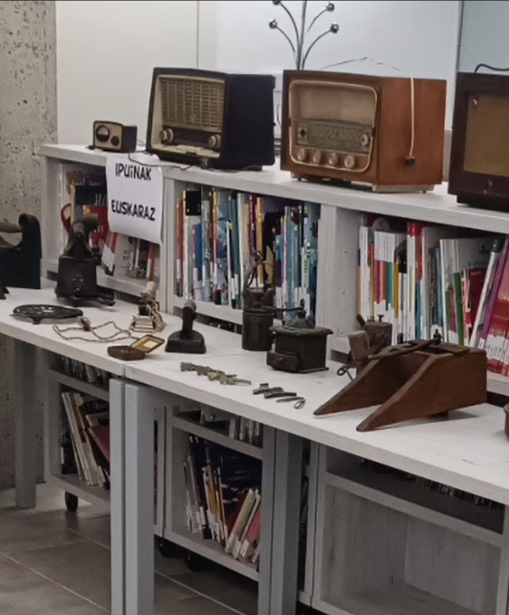 La exposición de antigüedades, que tuvo lugar este fin de semana en la biblioteca, fue un éxito inmemorable.